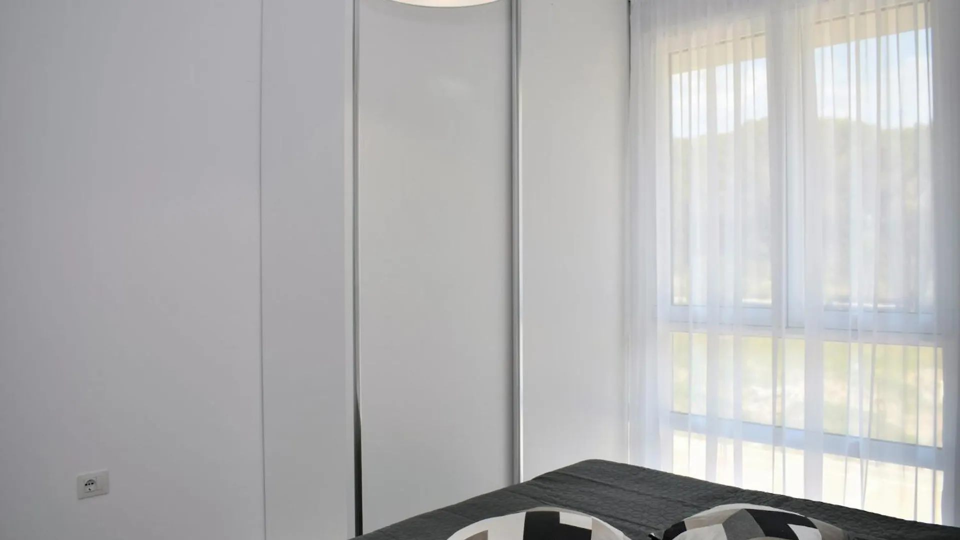 Beach Apartment For Seven Guests Plazhi San Pietro Albanie